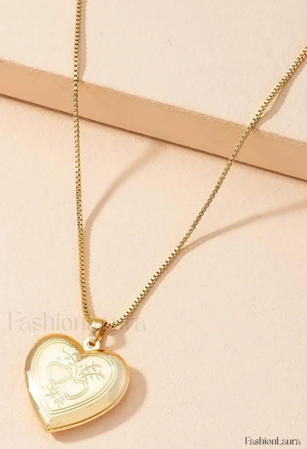 Heart-shaped Pendant Necklace