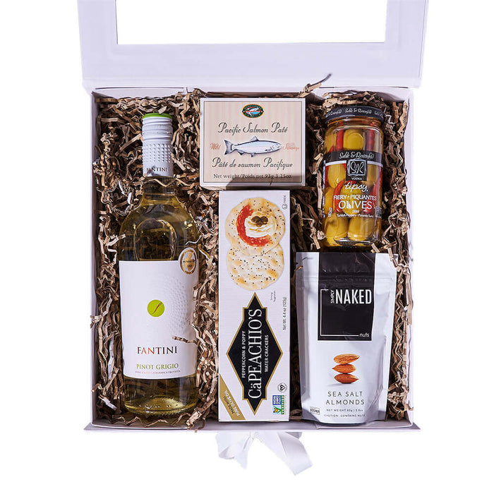 A wonderful gift for any occasion, the Sicilian Fantini Pinot Grigio & Gourmet Gift Box is sure to delight your friends, family, and colleagues near and far with its selection of gourmet goodies to enjoy.